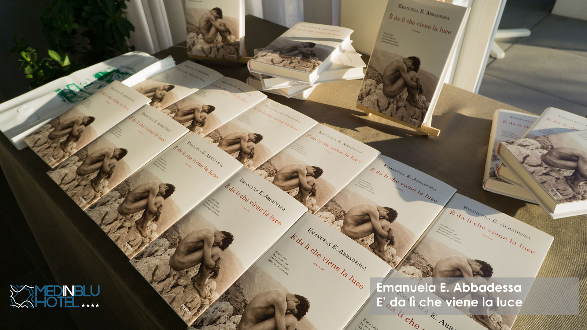 Hotel Medinblu - Emanuela E. Abbadessa E’ da lì che viene la luce-min
